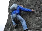 Relembrando as técnicas de escalada em rocha em um bolder na Ruby Beach, no Olympic National Park, no estado de Washington, oeste dos Estados Unidos